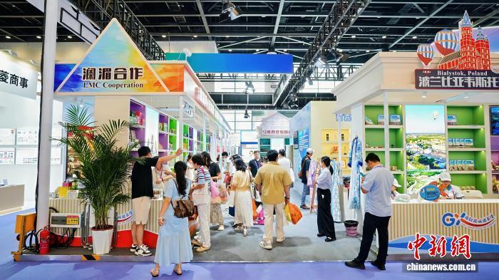 图为观众参观广西国际友城进东博展区。李蓉荣 摄