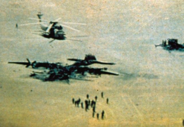 “鹰爪”行动中，被撞毁的美军运输机