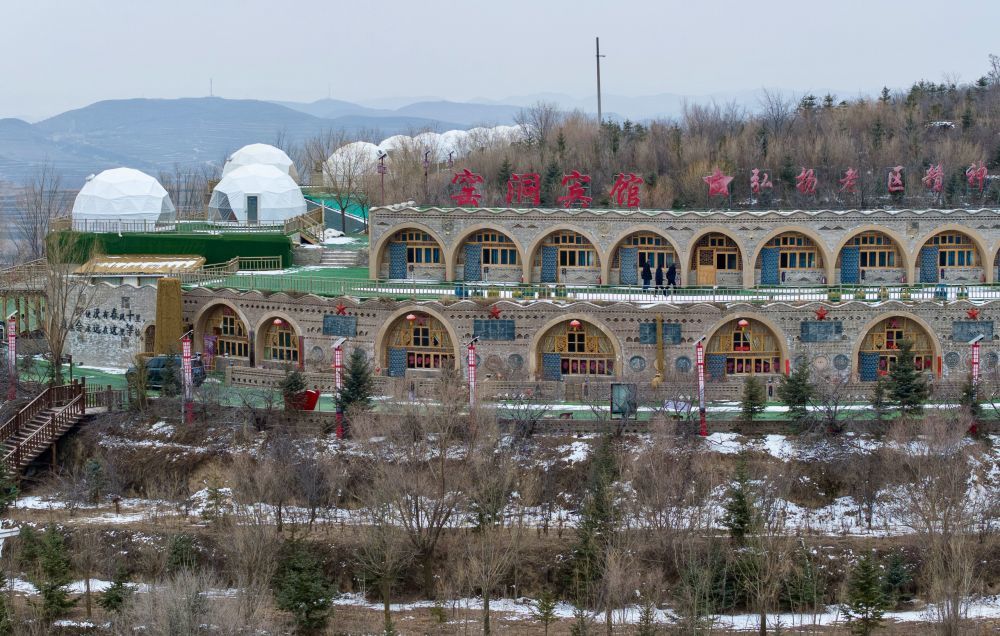 这是2月3日拍摄的宁夏固原市西吉县龙王坝村的窑洞宾馆（无人机照片）。新华社记者 杨植森 摄