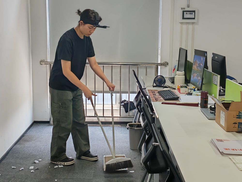 在感恩科技公司天津基地,一名工作人员头戴设备,采集工业机器人场景所需的数据。新华社记者杨文 摄
