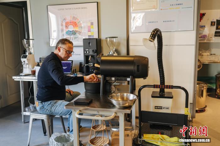 2025年10月，弗兰克在烘焙咖啡豆。　(受访者供图)