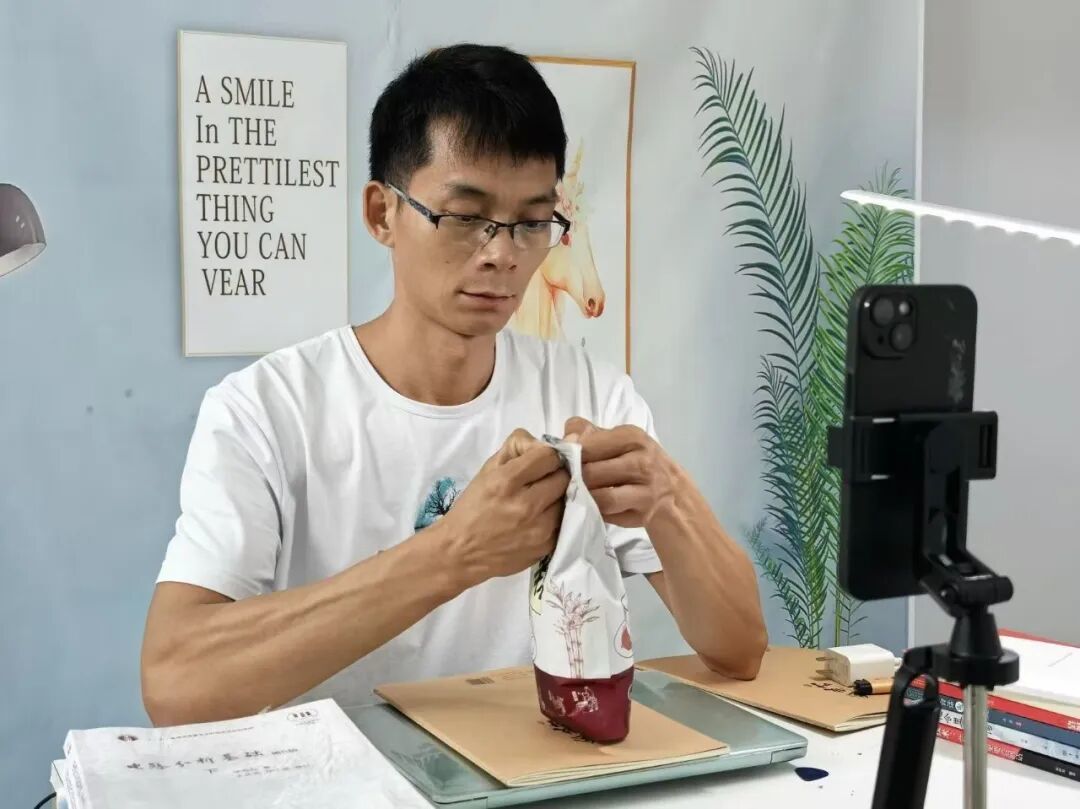 16次高考后，唐尚珺在直播间自救