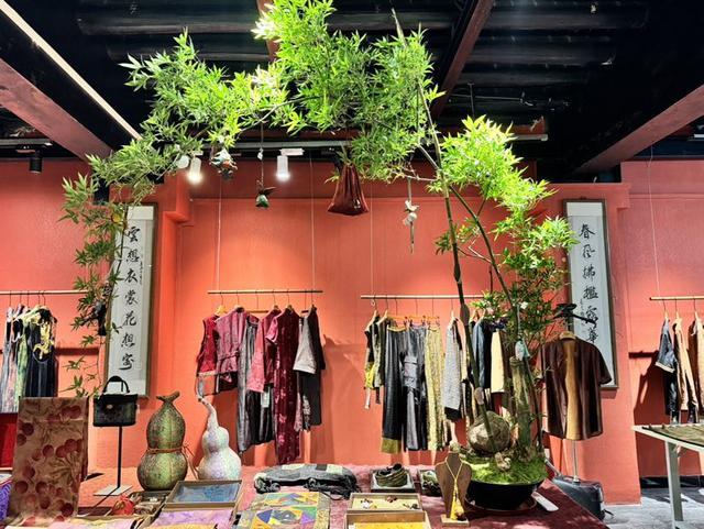 霆禧香云纱顺德华侨城旗舰店。