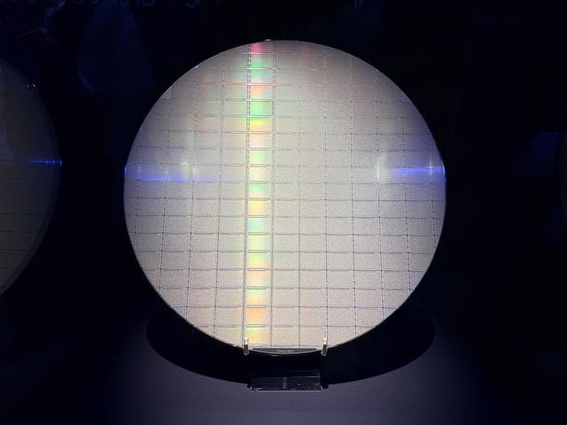 起猛了!Arm推出首个自研CPU,黄仁勋贴大脸发言