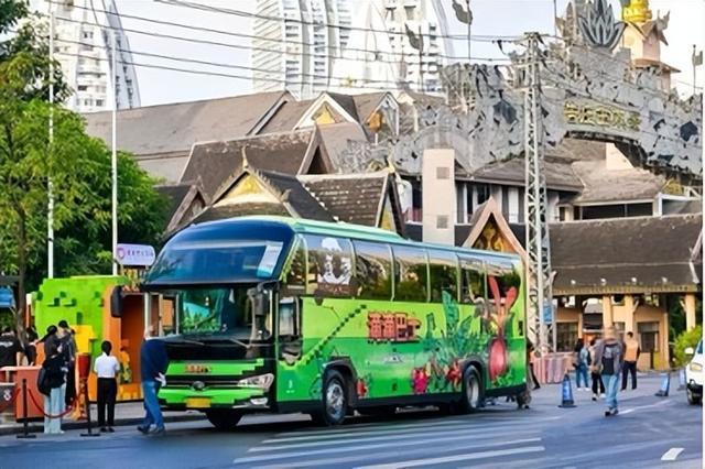 图为：云南西双版纳滴滴“雨林之心”号主题巴士，以沉浸式雨林场景设计受到乘客欢迎