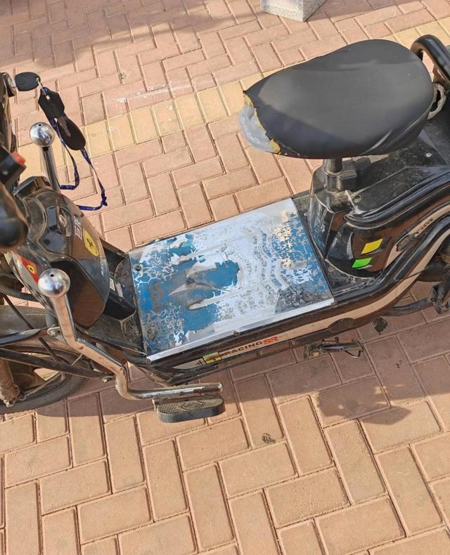 充电器证明满电,一拧油门却掉两格电,不是坏了是“饿昏了”,放三个月不骑电板会自放电绝对亏电导致电量虚高无法使用-有驾