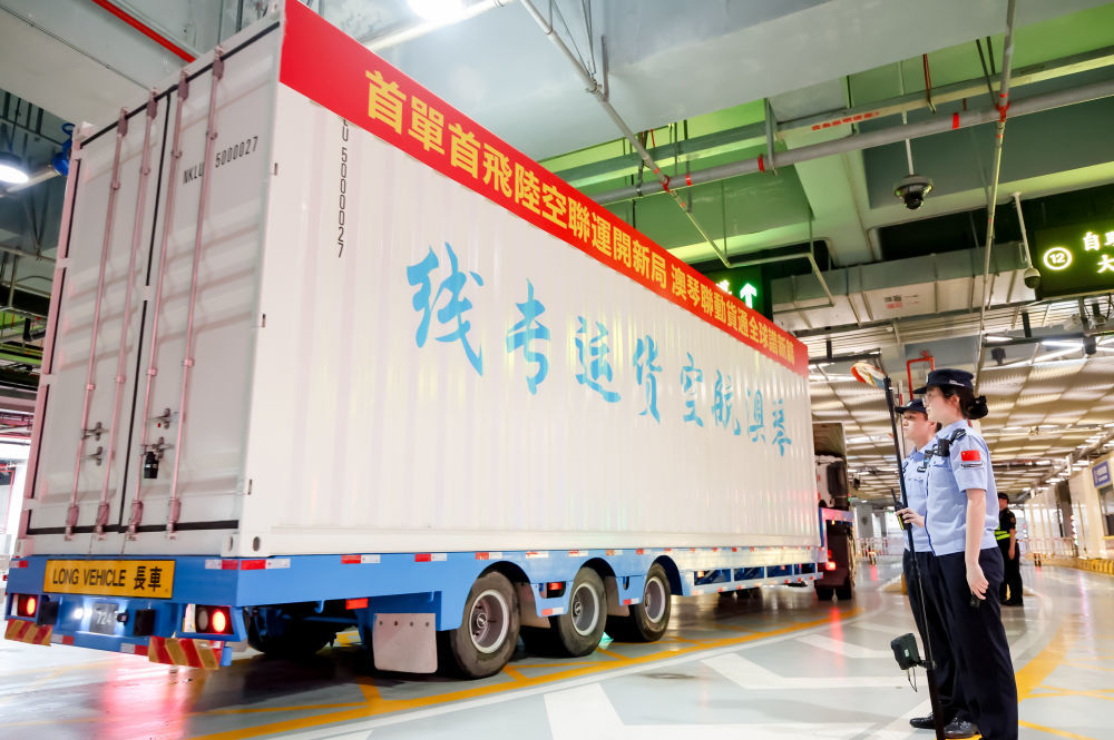 8月26日，装载首单打板货物的跨境货车经横琴口岸出境。新华社发