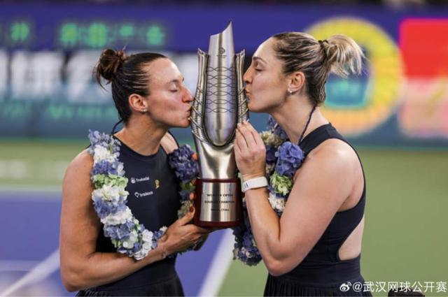 2026武汉网球公开赛女双冠军。图源:@武汉网球公开赛
