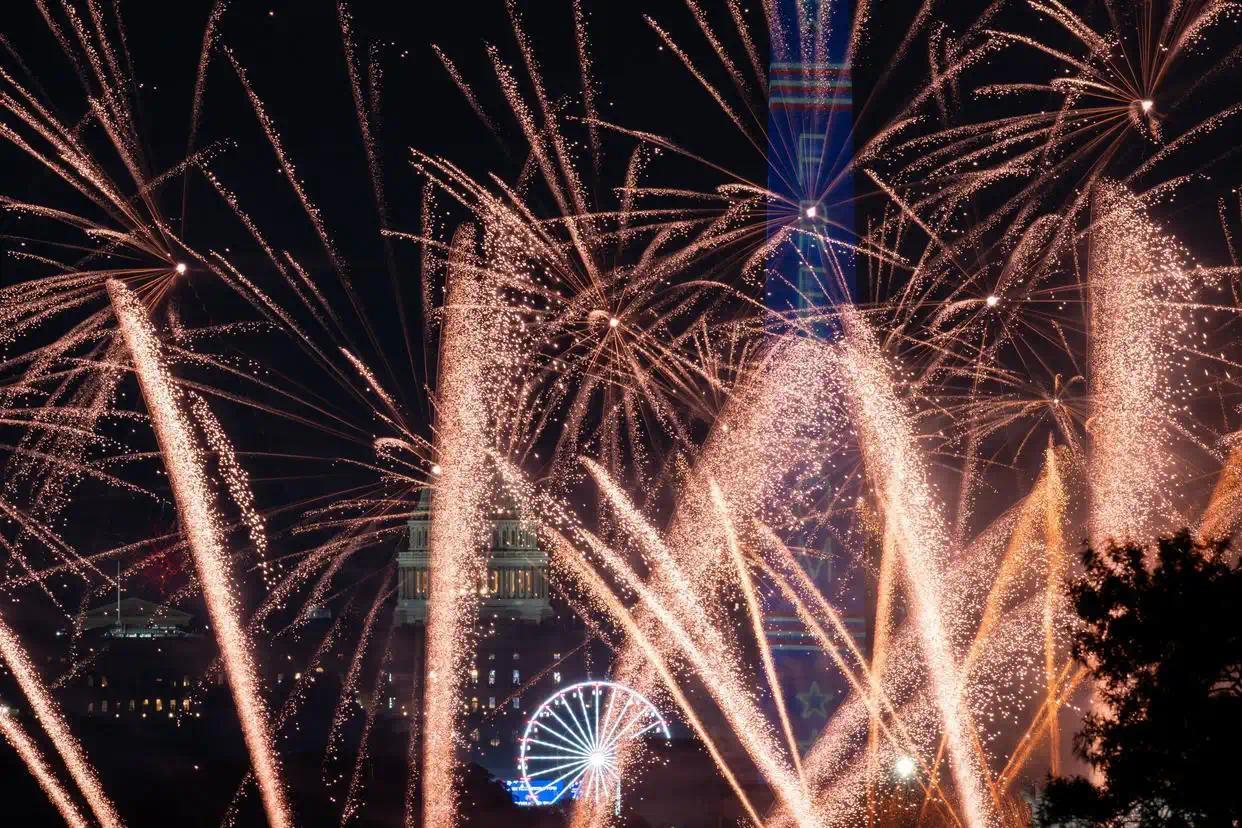 7月5日凌晨,美国华盛顿燃放烟花,庆祝美国建国250周年。新华社/路透