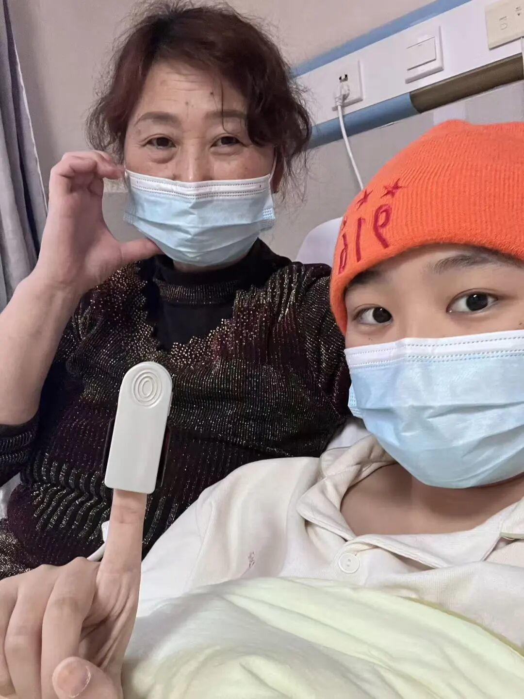 周和瑶(右)和养母