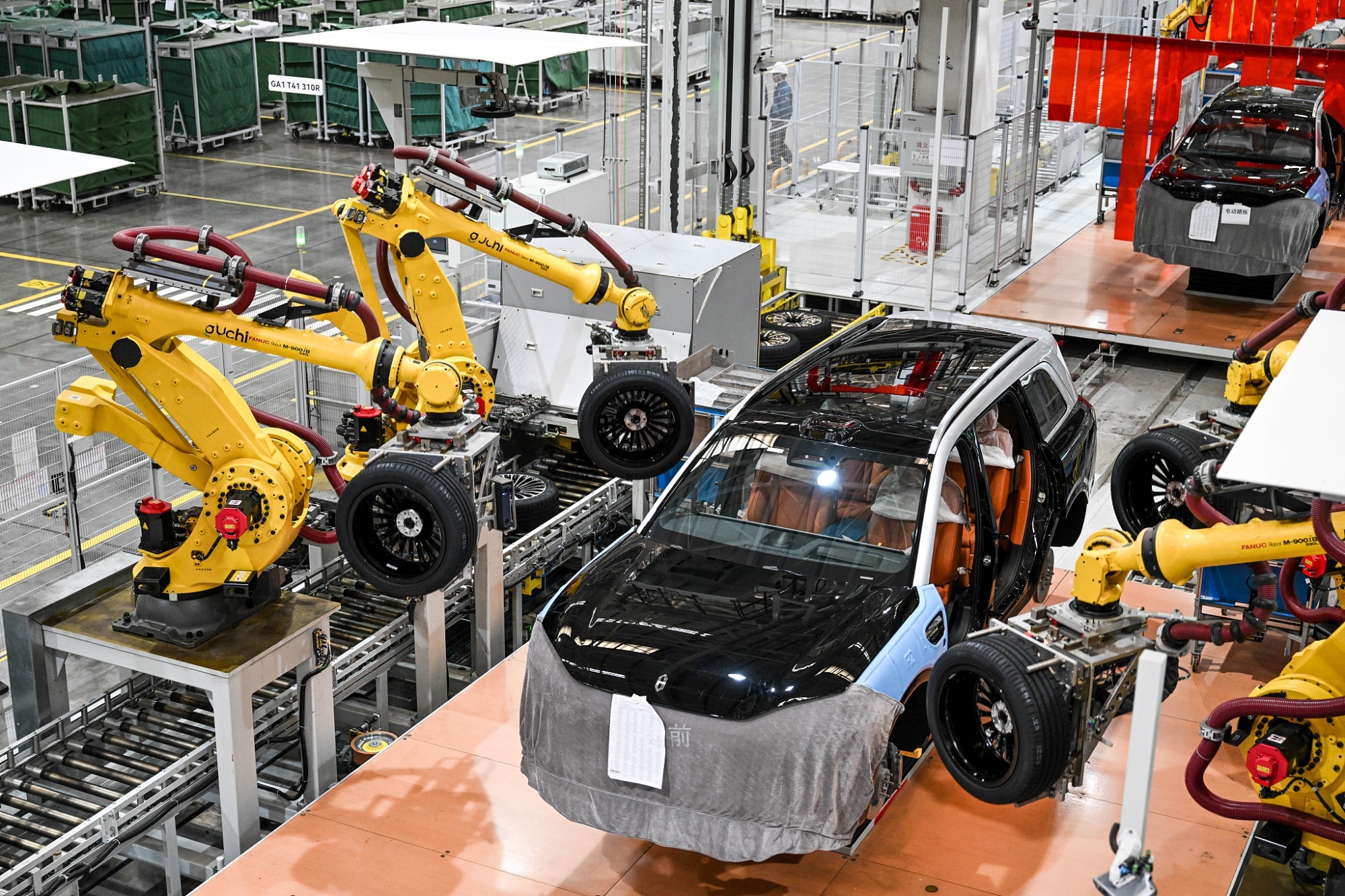 智能机械手臂在进行安装轮胎作业