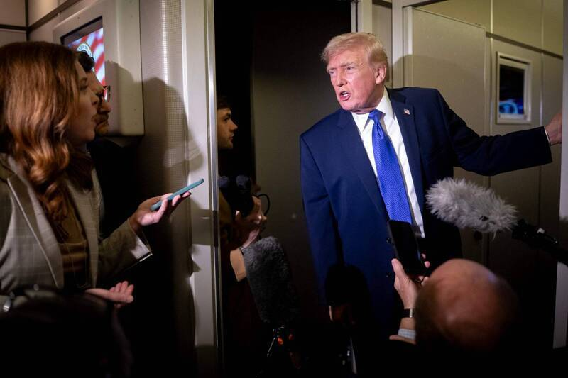 ▲特朗普在空军一号接受采访。（图源：美联社）