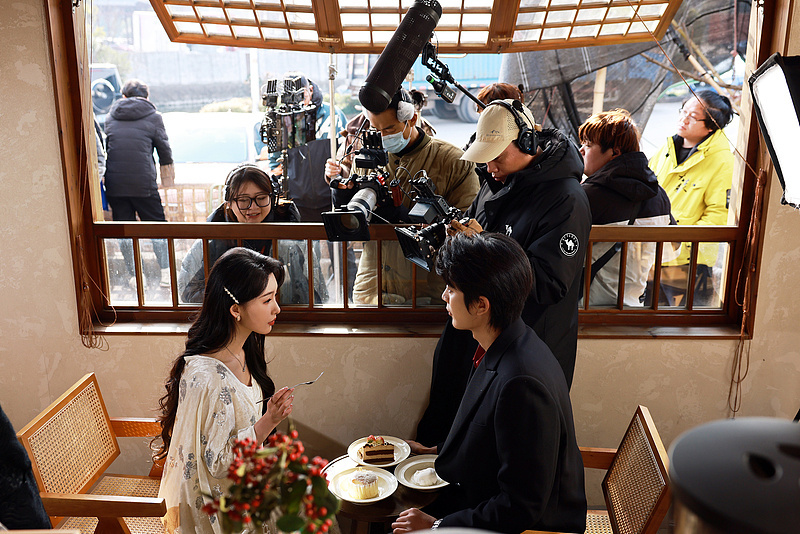 浙江东阳一家民宿内，微短剧剧组正在拍摄取景。