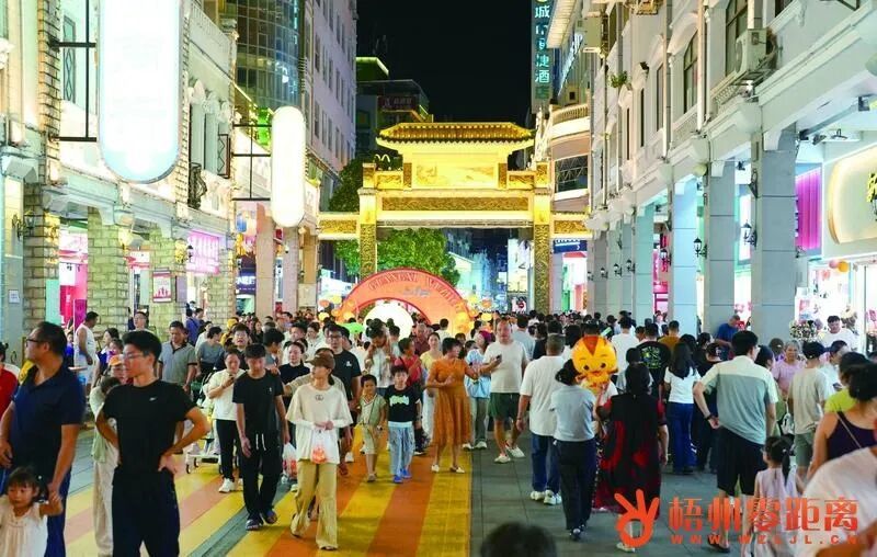国庆假期,我市文旅市场热度持续升温。图为10月2日,市民游客在骑楼城游览。 本报记者 何鎏 摄.jpg