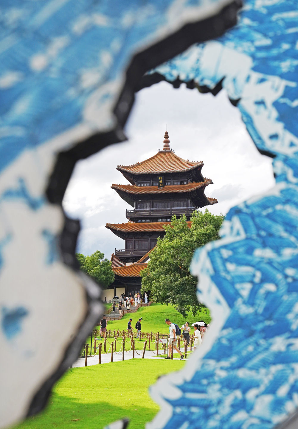 2026年7月7日在江西景德镇透过创意青花瓷盘拍摄的龙珠阁。新华社记者 万象 摄