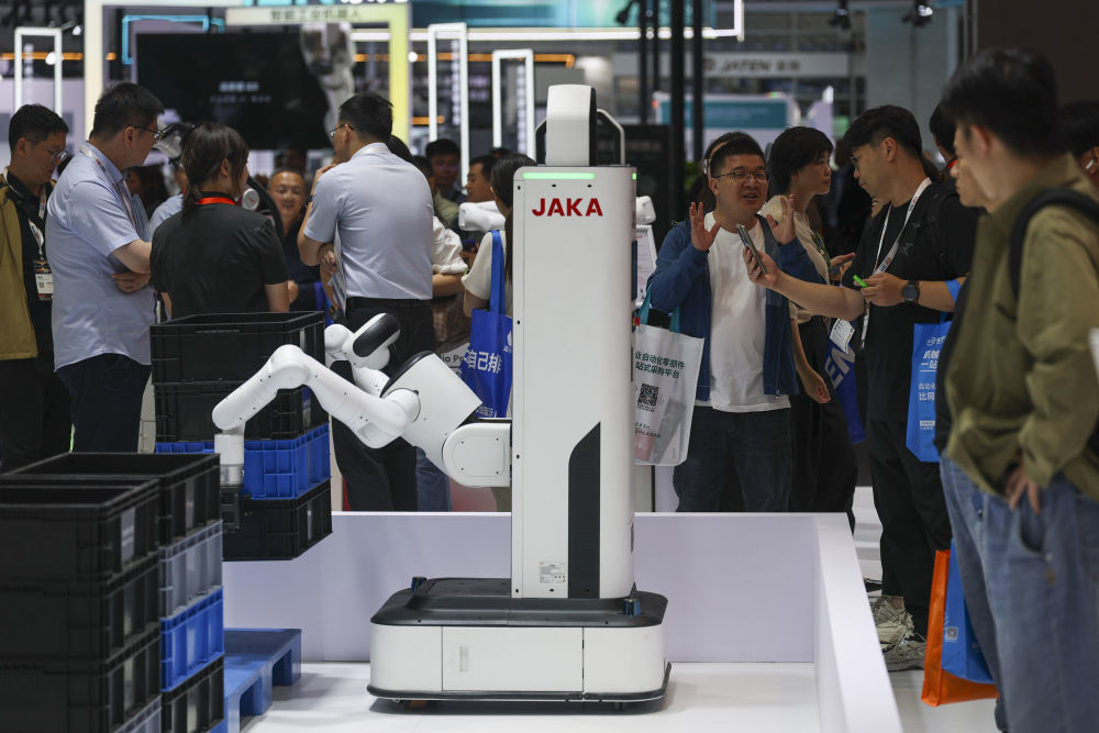 10月14日，用于工业料箱搬运的轮式人形机器人在第二十六届中国国际工业博览会现场演示。新华社记者 王翔 摄