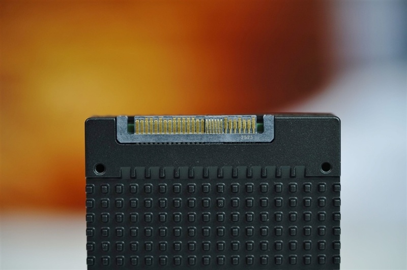 专为AI而生的企业级QLC SSD!长江存储PE501 61.44TB评测:超过1PB的写入测试