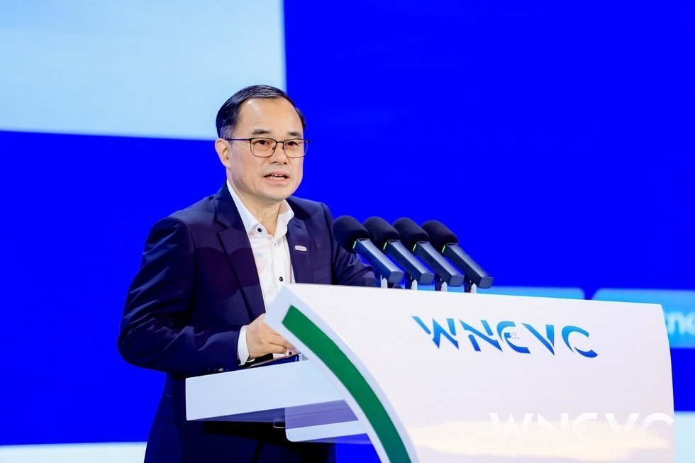【朱华荣卸任长安汽车董事长,继续担任中国长安汽车董事长】10月16日