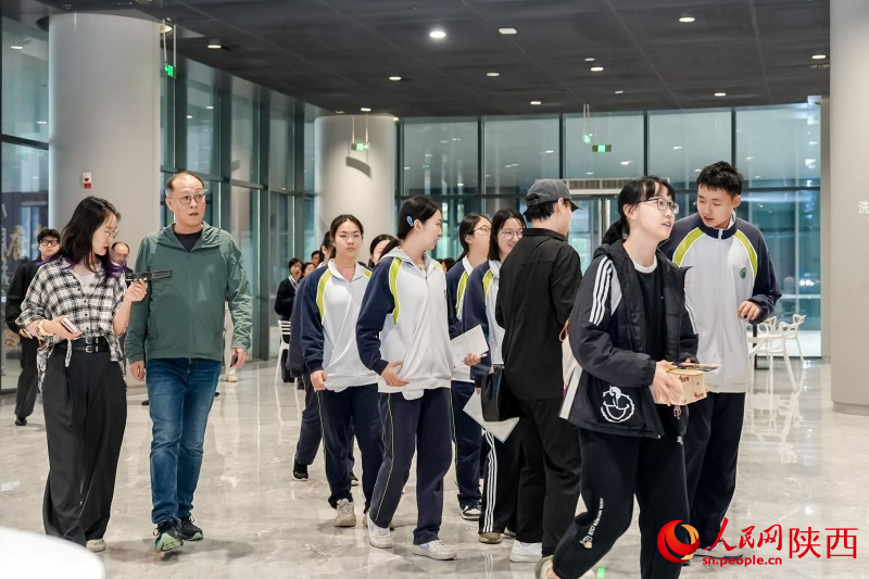 观众排队入场。人民网记者 孙挺摄