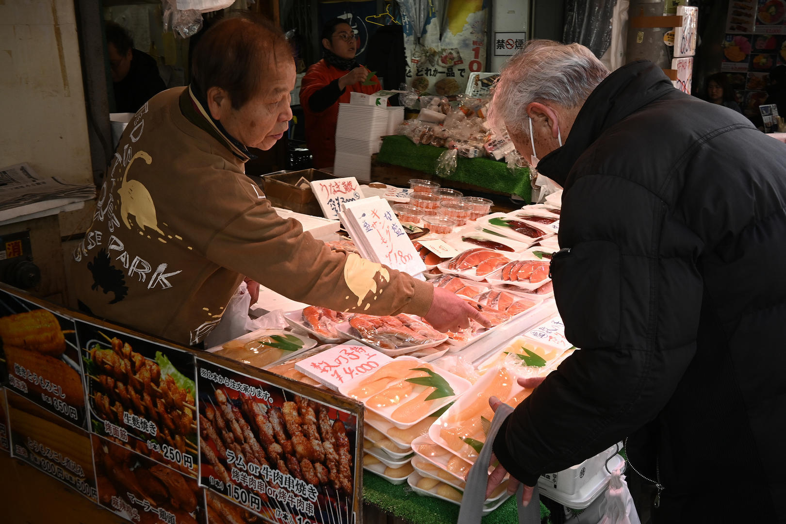 ▲日本消费者选购商品 据视觉中国