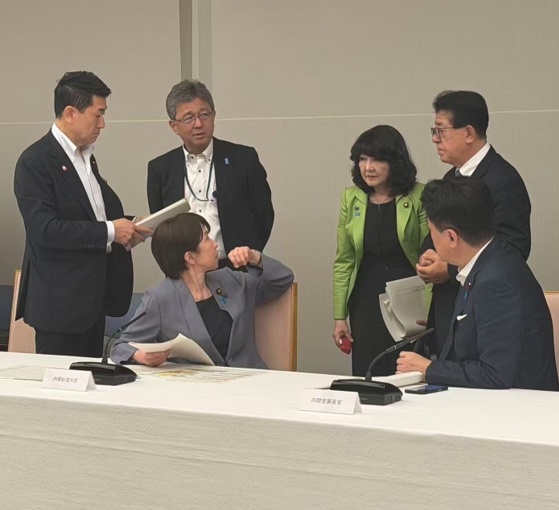 内阁广报官28日在社交媒体X上发布高市早苗(中)等人的照片。