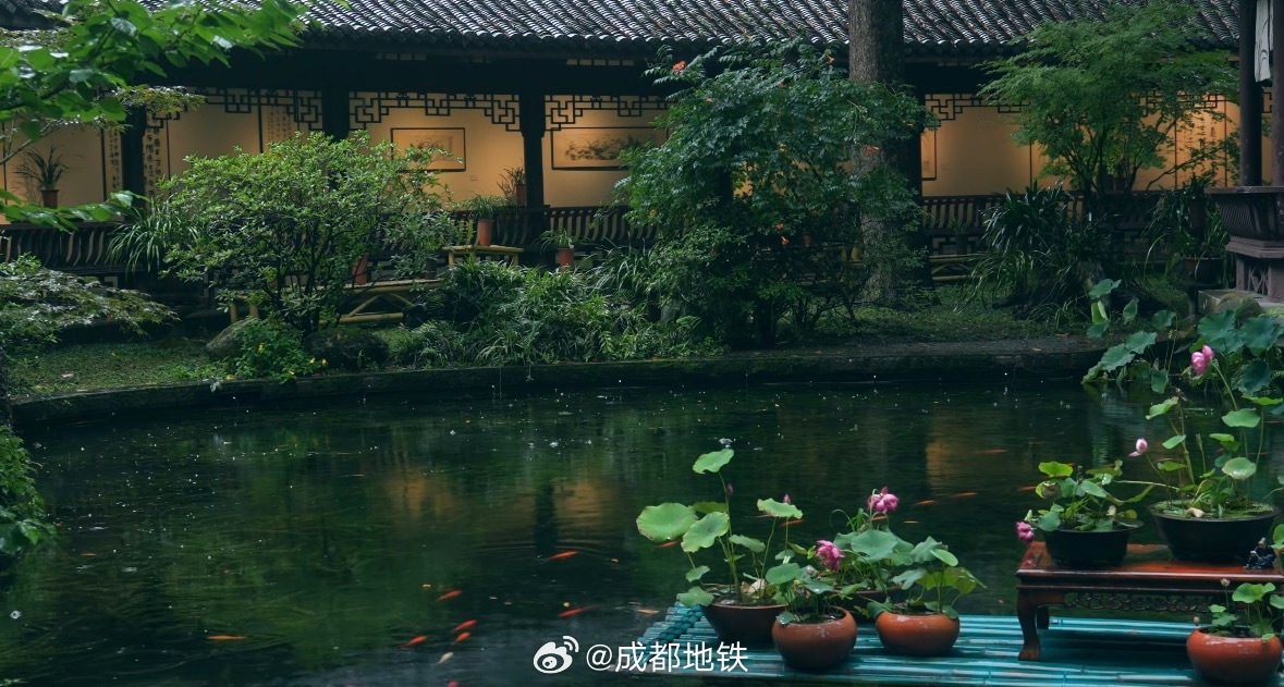 #坐地铁耍成都# 且听风吟，且看云散。乘坐地铁13号线/4号线至杜甫