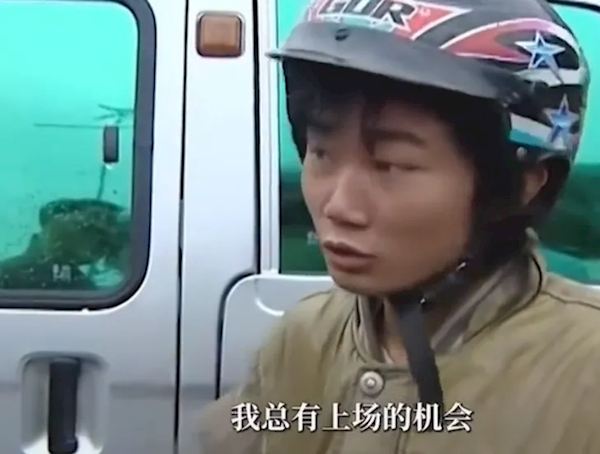 被称 “摩托车圈雷军” 张雪：一直用2000元的华为手机 屏坏了也懒得换