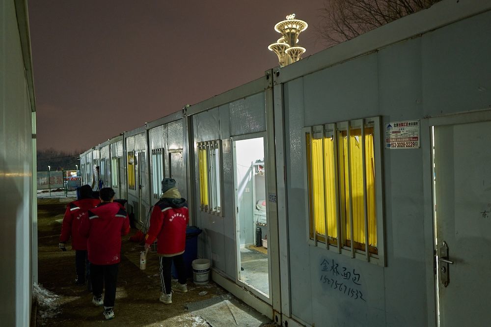 2026年1月16日，奥森公园冰场，傍晚收工后，工友们回到宿舍休息。