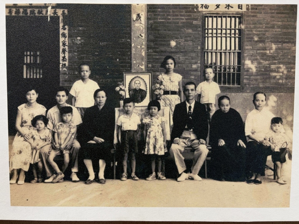 杭州西溪蔡志忠美术馆展示的蔡志忠全家福 （右起第四位是蔡志忠）。澎湃新闻记者 李梅 翻拍