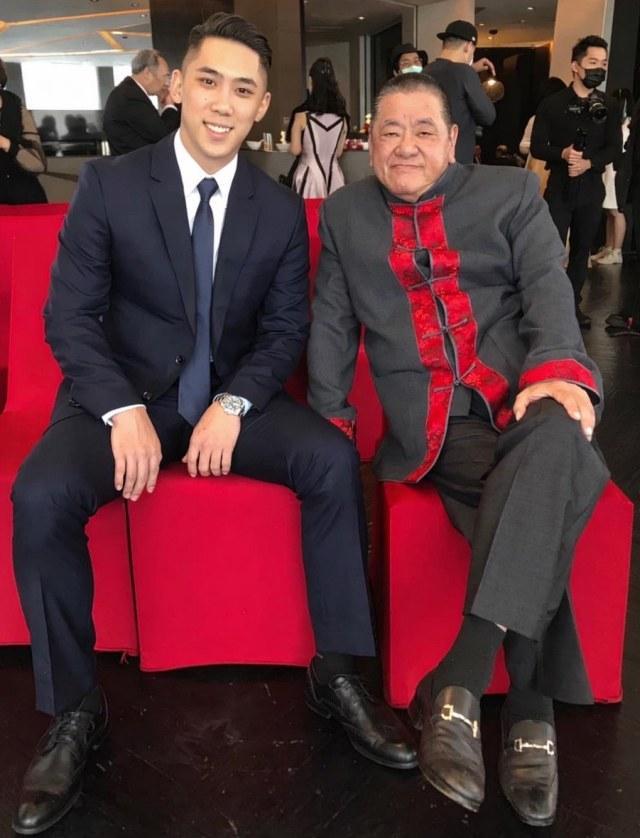 吴敦(左)与其义子、台湾民众党新北市议员陈世轩(右)