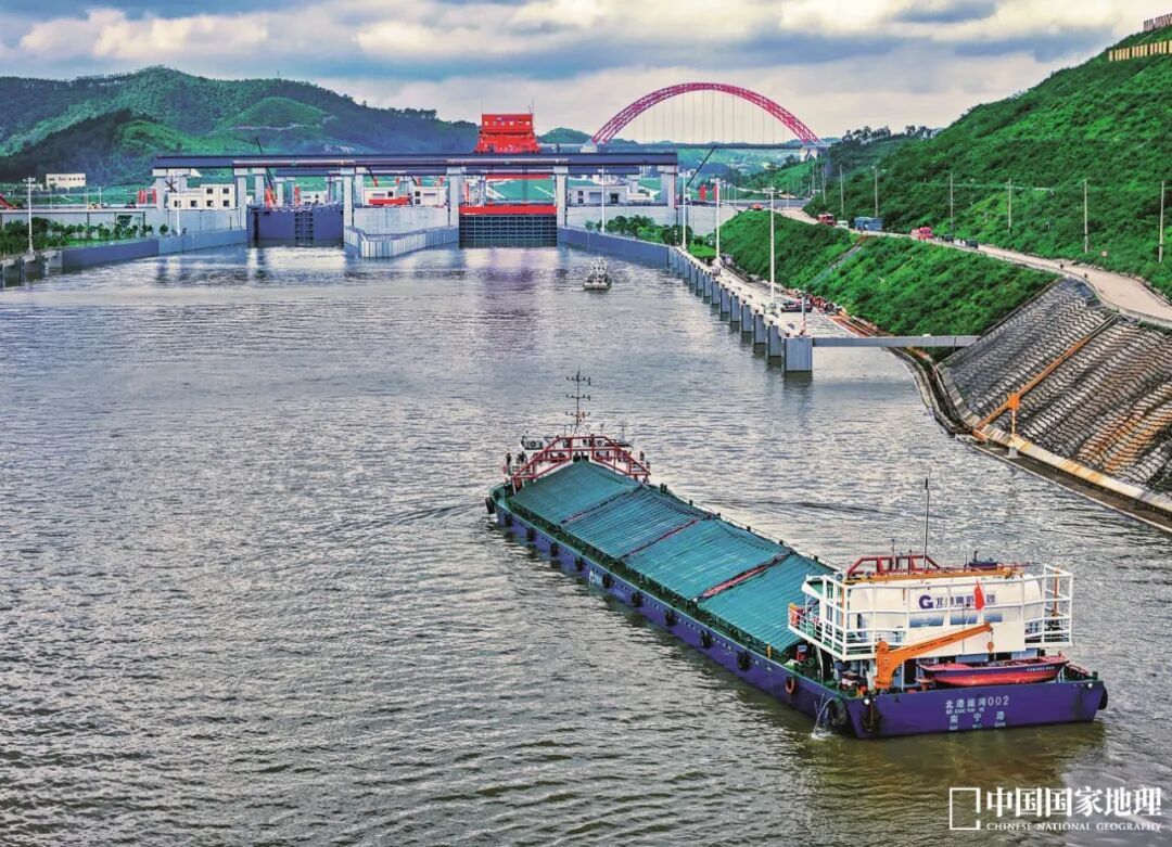 平陆运河2022年8月开工,2026年9月16日通航。按内河I级标准建设可通航5000吨级船舶,广西内陆的货物可直接通过运河运到北部湾。摄影/周军