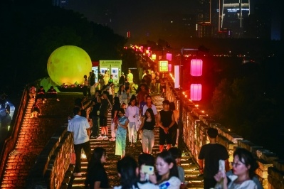 中秋佳节，南京城墙台城景区《诗画台城&middot;夜见金陵》沉浸式夜游启幕，依托明城墙实景打造沉浸式文化夜游。