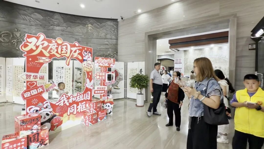 “我和我的祖国同框”打卡.JPG