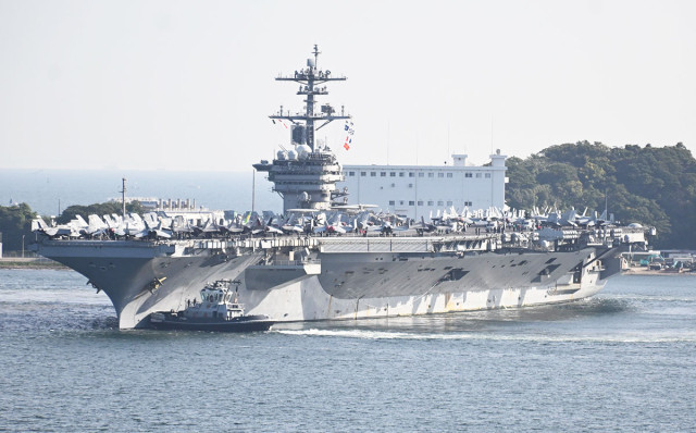 美国海军“西奥多·罗斯福”号航母10月16日抵达日本横须贺美国海军基地。图自日媒