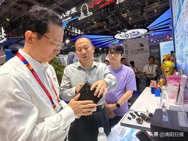 郑俊荣（中）、匡传富（右一）向参观者介绍研发成果。中青报&middot;中青网记者 李桂杰/摄