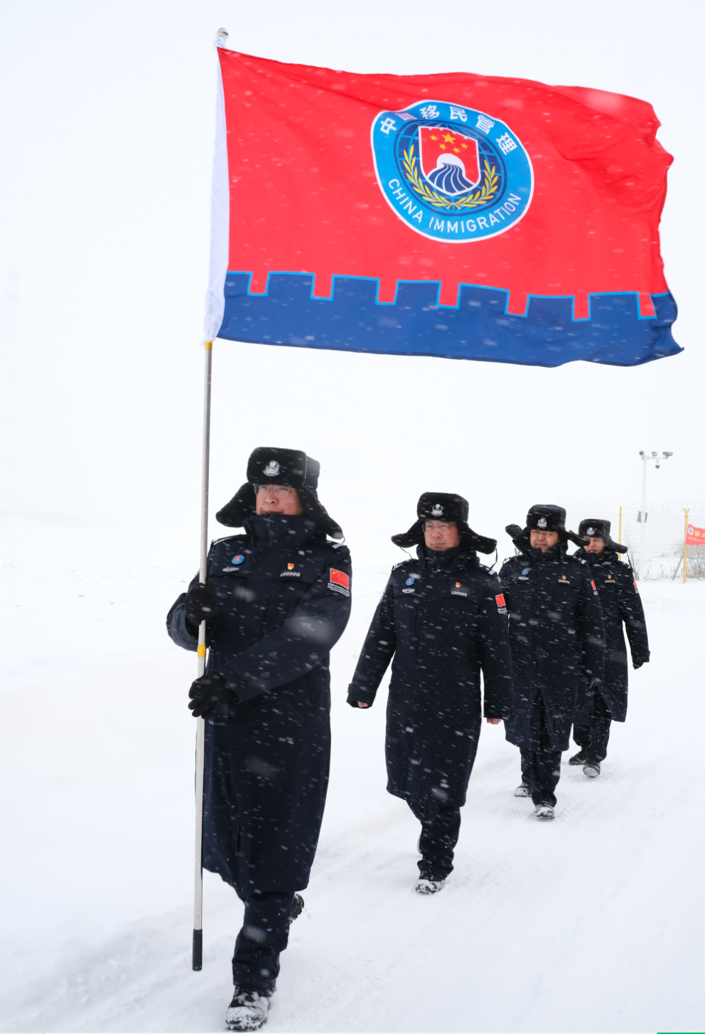 2月15日，黑龙江佳木斯边境管理支队黑瞎子岛边境管理大队的驻勤民警正在巡线。经济日报记者朱双健摄