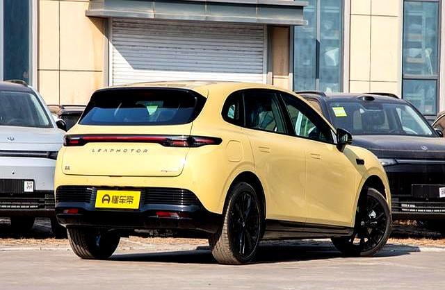 江阴街头堵车到寸步难行，细君坐后排说膝盖顶着前座-有驾