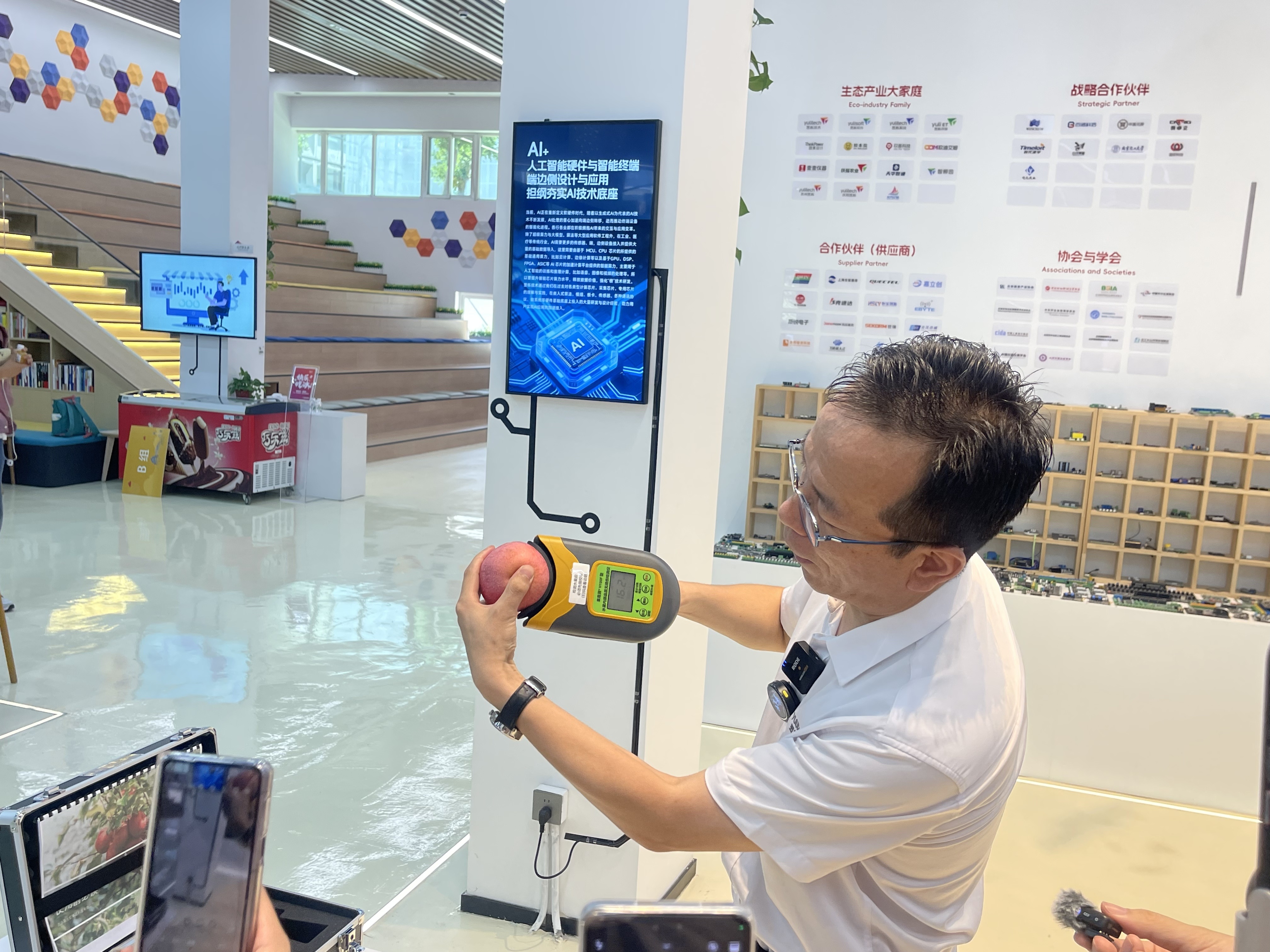 经过中试后,可投入市场的测水果糖分的科技产品。新京报记者 吴婷婷 摄