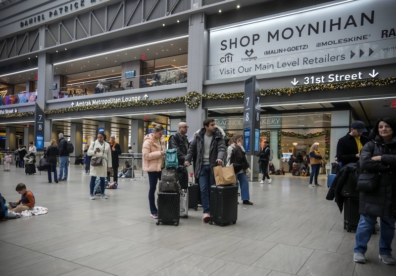 2025年12月7日,美国纽约市,宾夕法尼亚车站的莫伊尼汉列车大厅挤满了准备离开城市度假的旅客。 IC Photo