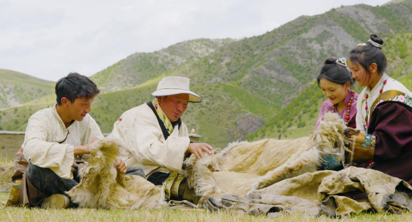 图为索县荣布镇吉若塘村次仁多加,正在传授皮具制作手艺。