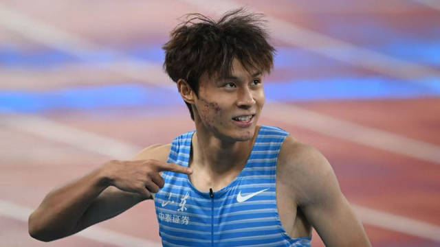 瞬移逆袭！19岁中国飞东谈主400米狂飙反超夺冠体育集锦体育集锦，后程发力太恐怖了