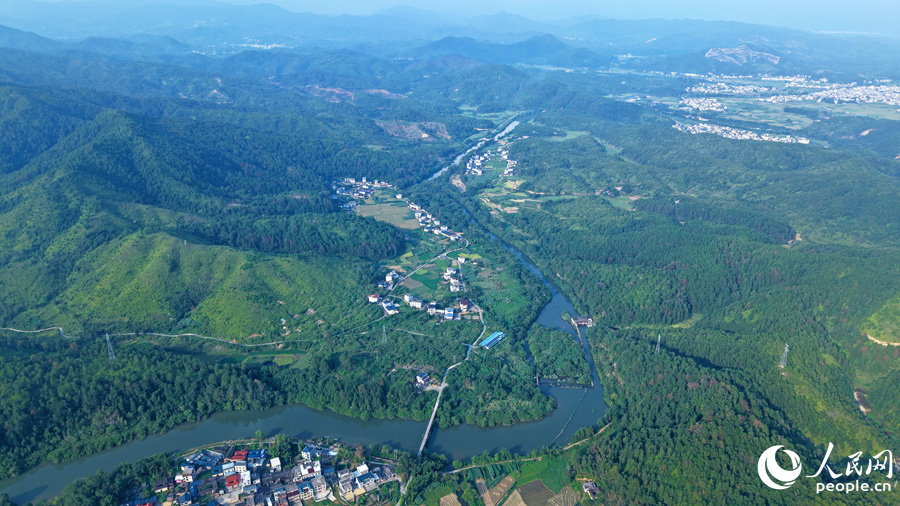 千工陂引水渠蜿蜒群山村落间,渠水润泽万顷良田,护佑沿线百姓农业生产。人民网记者 李昌乾摄
