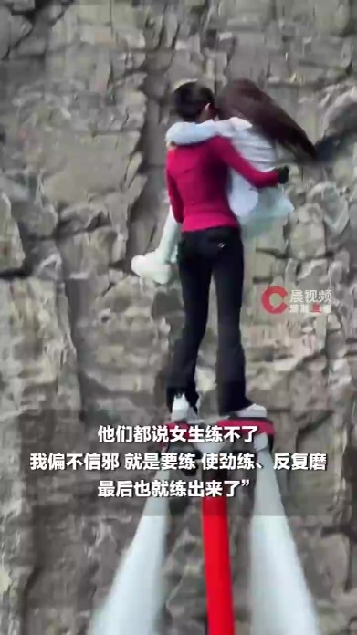 河南一女教练回应单手抱游客水上飞走红：飞起来特别帅、特别酷