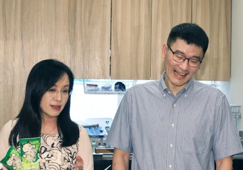 图注：陈莹叫梁文杰来办公室吃凤梨释迦冰棒，向农民赔罪。