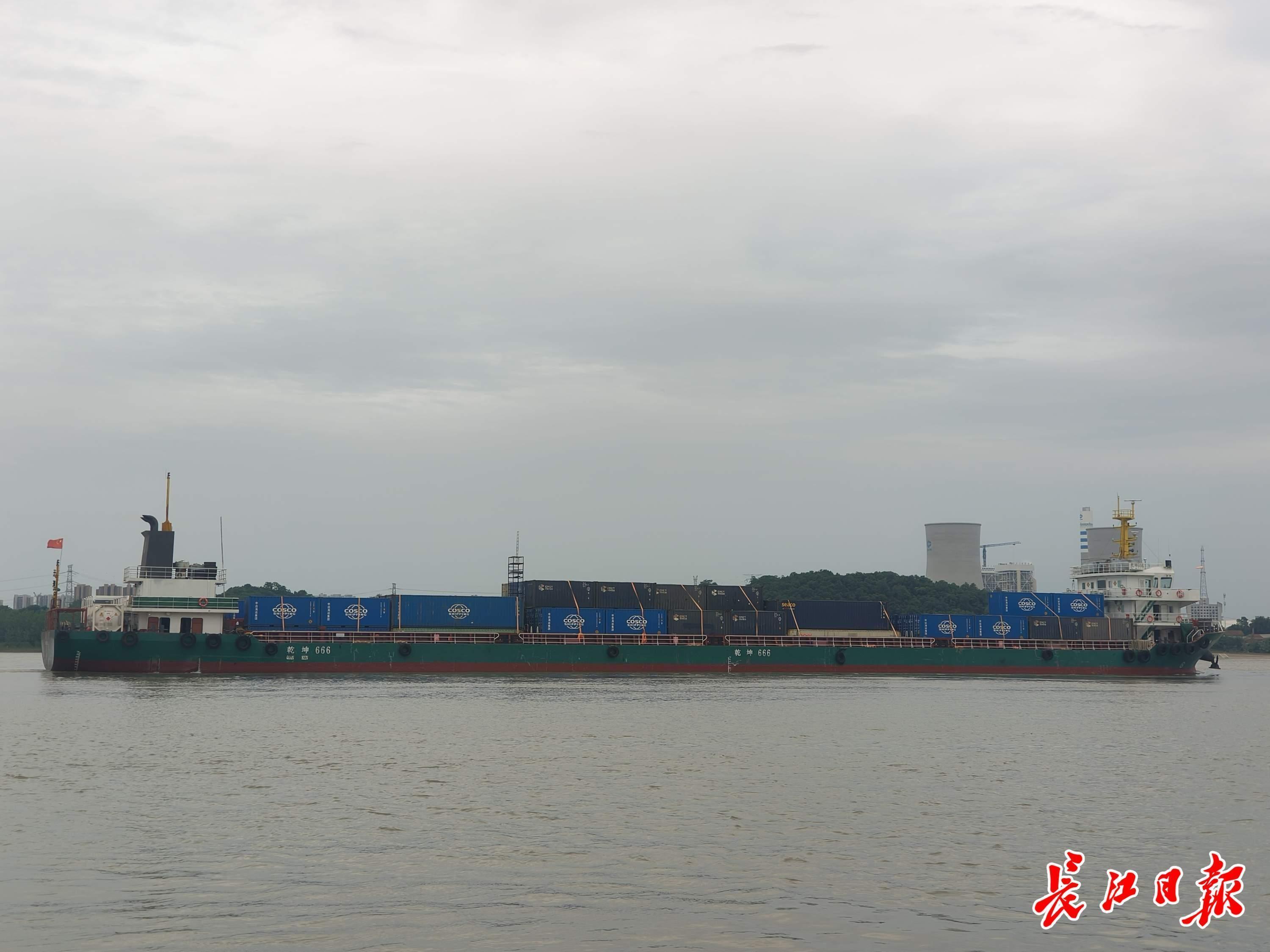 一艘万吨级货轮从南京行驶至武汉长江段。记者刘海锋 摄