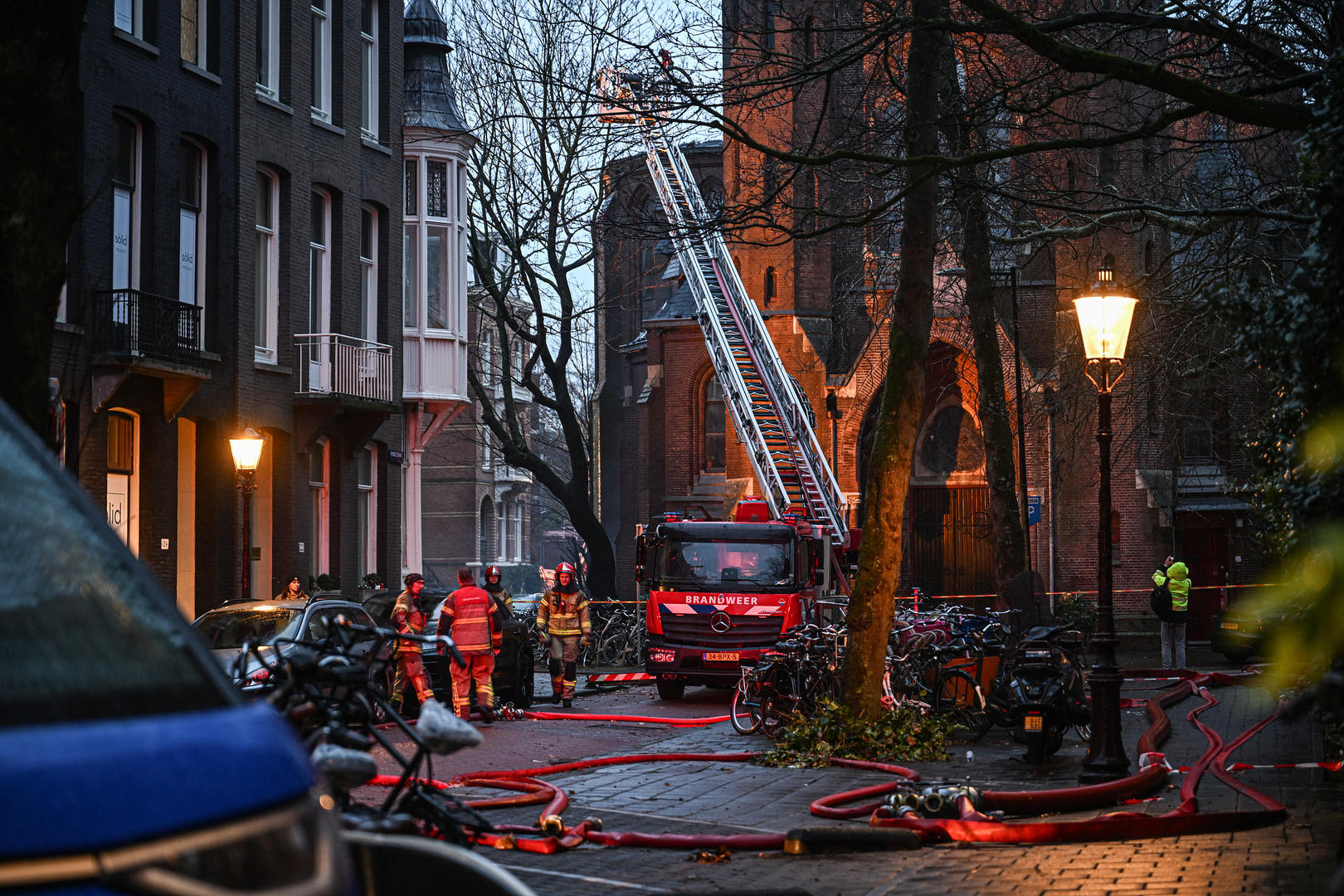 ▲当地时间2026年1月1日,荷兰阿姆斯特丹,新年之夜,阿姆斯特丹冯德尔教堂发生火灾,消防员正在进行灭火作业 图据视觉中国