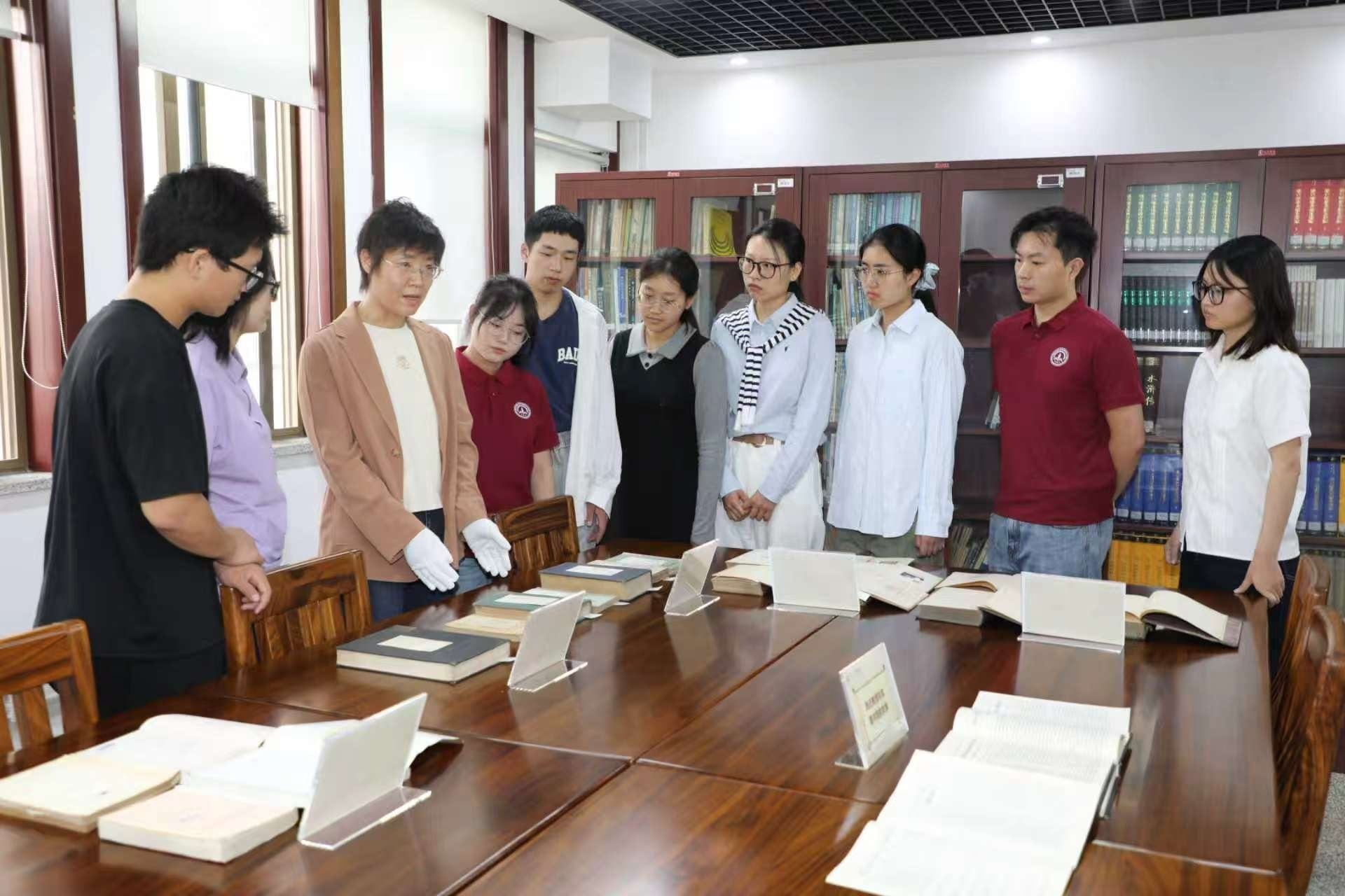 毛瑞江正在讲解西迁历史相关书籍