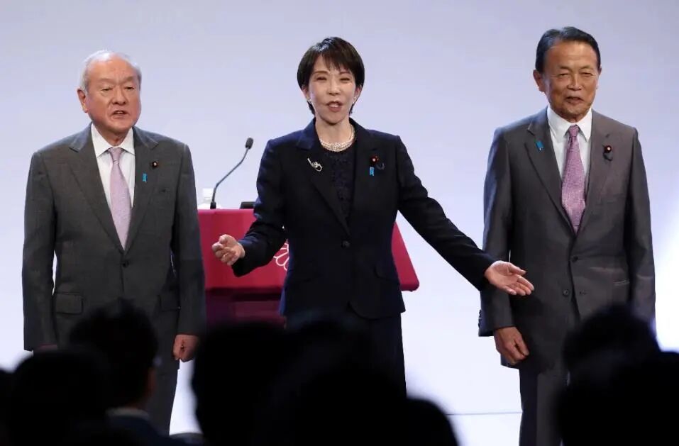 左起:铃木干事长、高市总裁(首相)、麻生副总裁
