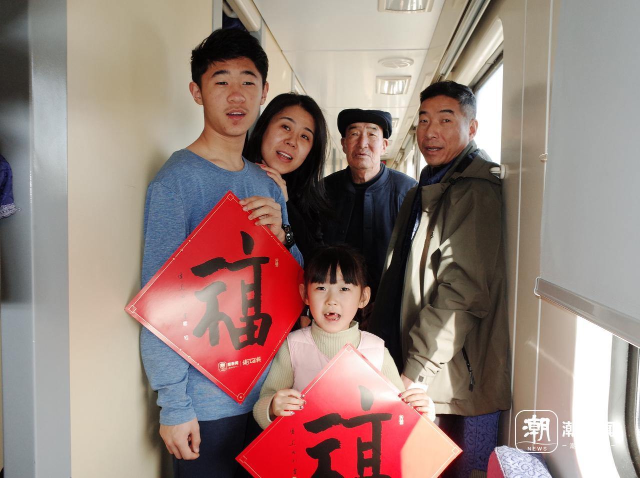 列车上记者给杨冬梅一家拍摄的全家福。王伊灵/摄