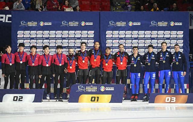 获得本次世锦赛男子5000米接力前三名的队伍三亚股票配资，由左至右分别为中国队、加拿大队，意大利队。视觉中国供图